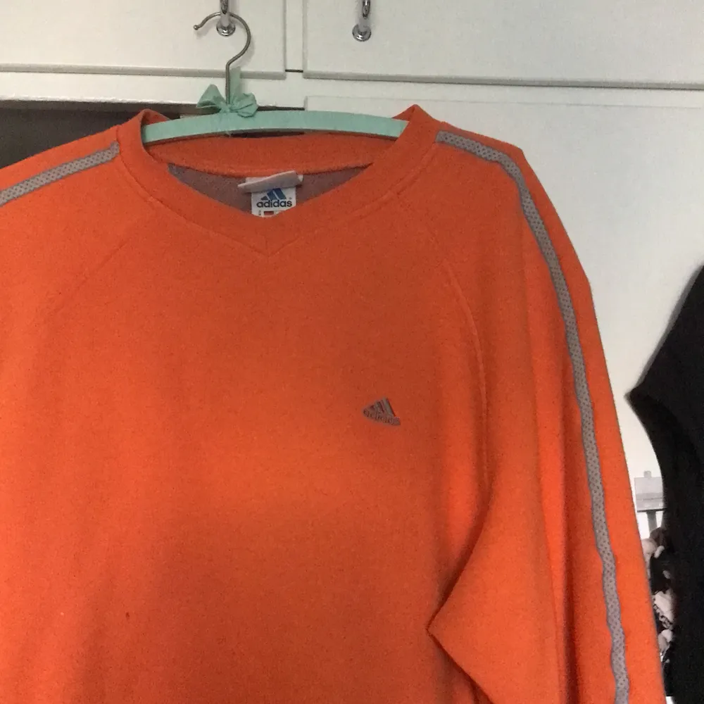 Tvärcoool adidas tjocktröja, storlek m men passar utmärkt om man vill ha oversized🧡🧡 de finns även en grej som man kan dra åt så tröjan blir tightare (se bild 3). Hoodies.