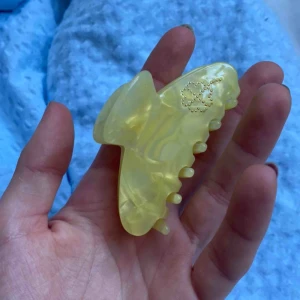  - En jättefin hårklämma i gul, sjukt trendig, oanvänd! 