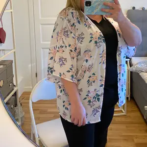 Somrig kimono som är sparsamt använt, fint skick! Passar både mig som är XL och någon som är M/L.