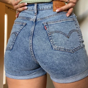 LEVIS SHORTS - Ett par shorts från Levis! Dem sitter sjukt snyggt och är i storlek 28 och passar mig som har M! 