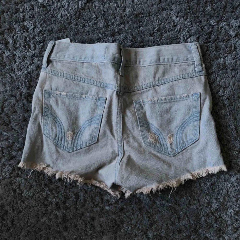 Så snygga jeans shorts från hollister som påminner om vintage Levis! Använda någon enstaka gång så super bra skick! 125kr ink frakt💞. Shorts.