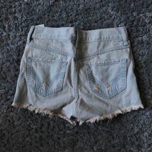  - Så snygga jeans shorts från hollister som påminner om vintage Levis! Använda någon enstaka gång så super bra skick! 125kr ink frakt💞