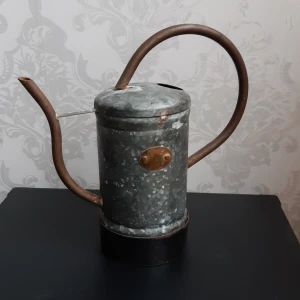 Inredning plåtkanna - En patinerad plåtkanna, ca 20 cm hög och "kroppen" ca 10 cm bred.