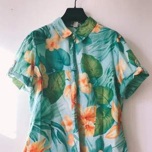 Vintage hawaiian shirt 🌺 short sleeved 100% cotton, size L (but tighter fit), in very good condition 