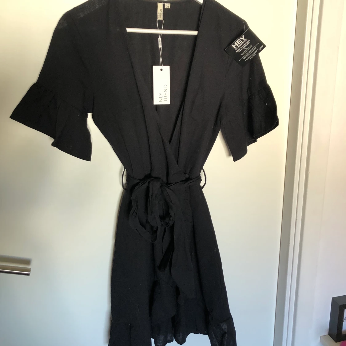 Omlott klänning med knytning i midjan