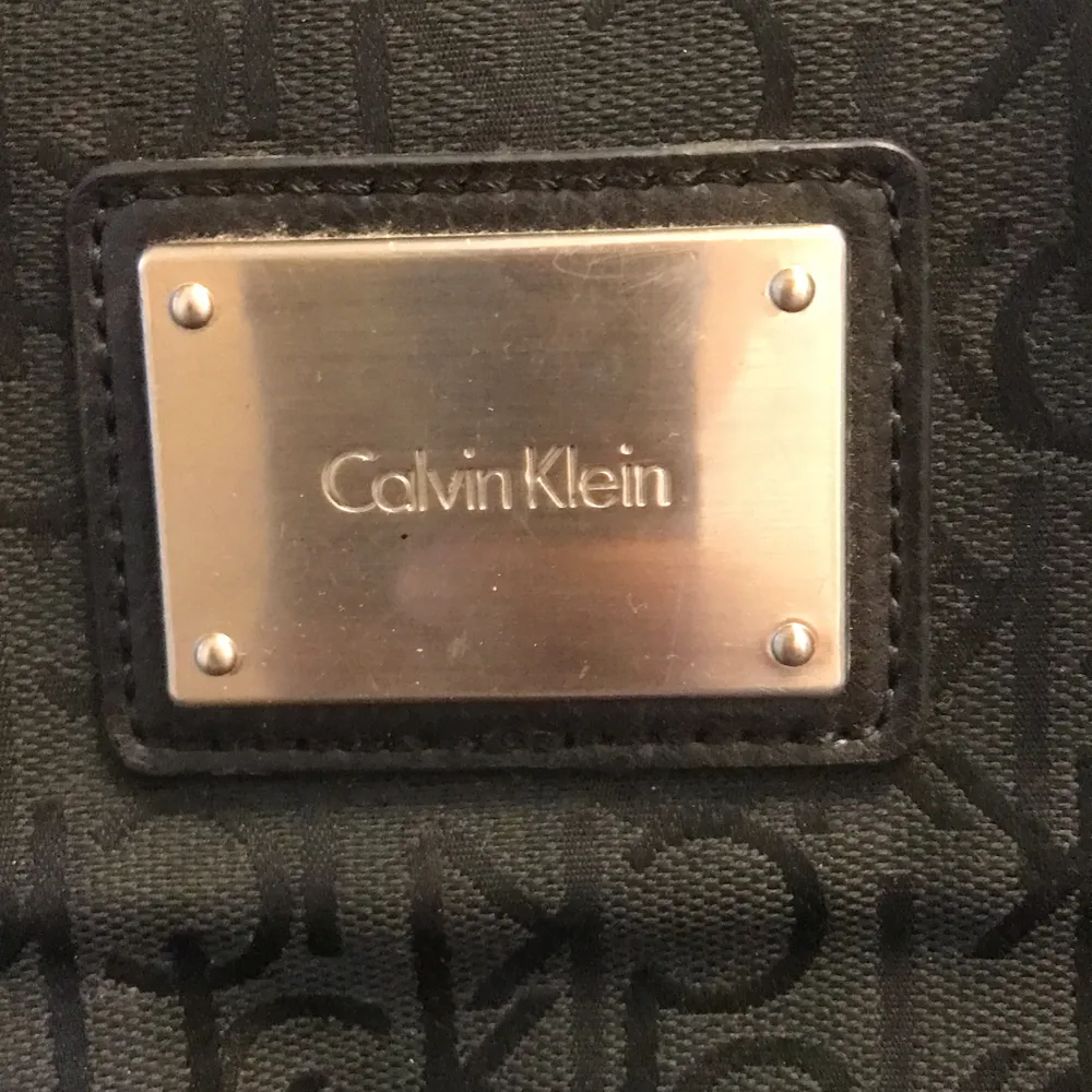 En väska från Calvin klein. Väskor.