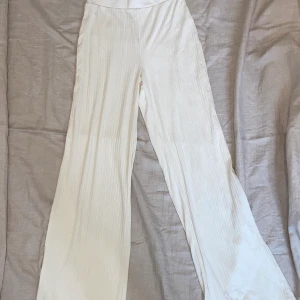 Beige mysset  - Ett set med mysbyxor och långärmad från Nelly. Storlek xs. aldrig använda 