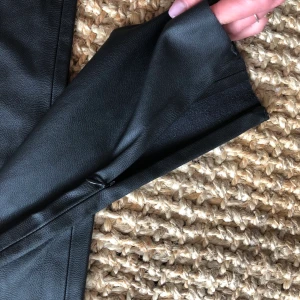 Läderbyxor  - Oanvända Faux läderbyxor från Zara. Grymt snygga, säljes endast Pga. Råkat köpa fel storlek.