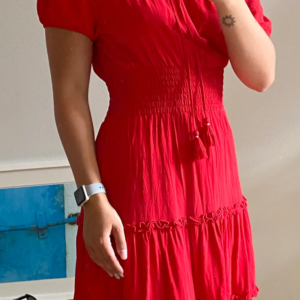 Röd klänning från abercrombie. Köpt i usa för 600kr. Kommer ej tillanvändning. Skriv om ni har frågor 💖. Klänningar.