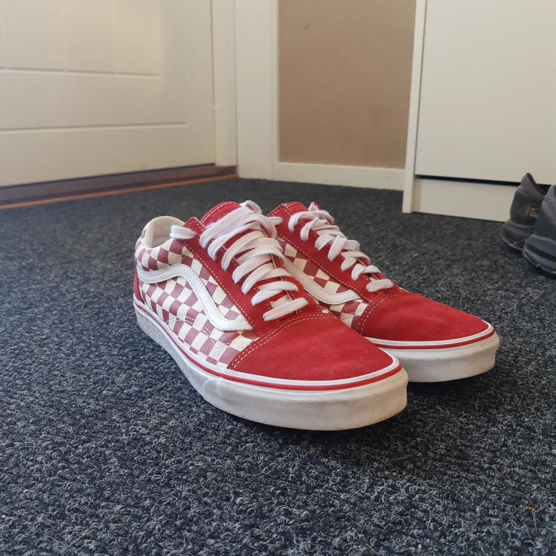 Röda authentic checkerd vans 45