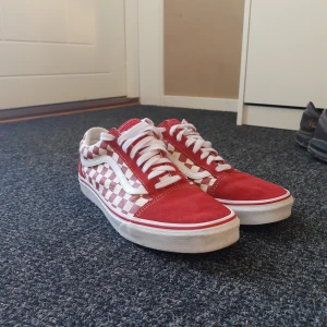 Röda authentic checkerd vans 45 - Säljer mina vans som aldrig kom till användning då dem inte enkelt inte va för mig använda kanske 3 gånger utomhus.