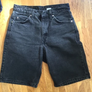  - Levi's högmidjade shorts! Stl 30. Väldigt bra skick.  Köparen står för frakt. 