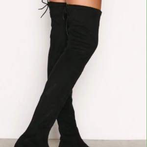  - Hej säljer ett par High Knee boot för 400kr frakt inkluderas inte i priset,använt ett fåtal gånger. Nypris 600kr 