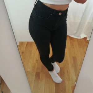  - Jeans som sitter som ett andra skinn👌🏼 från lager 157, sparsamt använda 