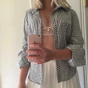  - Skjorta från Lindex, endast använd någon enstaka gång. Tre olika knappar vid armarna så man kan vika på flera sätt!