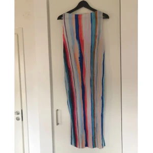  - Randig plisserad klänning. Aldrig använd, endast prövad. 