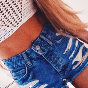  - Ett par jättefina ripped shorts i klarblå färg, från en annan säljare här på Plick, tyvärr för små för mig. Den första bilden är från henne. Superfint skick! 