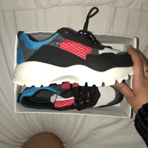  - As B A L L A skor från ikrush. Ej kommit till användning då dom tyvärr är för små för mig :((( 