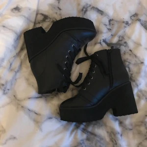  - Höga platå klackar från IRON FIST. Köpta på dollskill Aldrig använda.