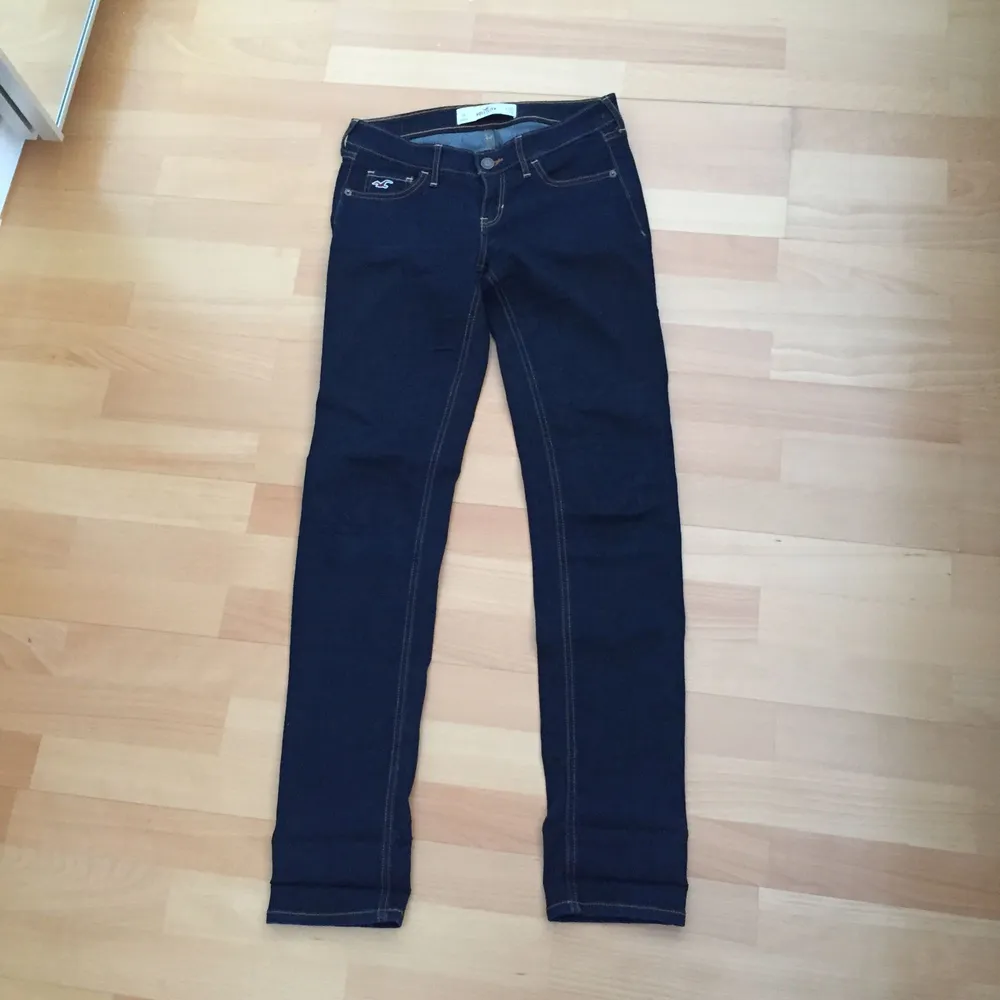 Jeans från hollister i w25, passar även w24 och w26 i L33 så passar de som är extra långa, annars är det bara vika upp som jag har gjort. Kostade ca 700kr nypris och använda fåtal gånger . Jeans & Byxor.