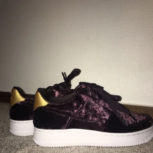  - Säljer ett par Nike Air Force 1'07 velvet pga för stor storlek då jag har 37. De är helt oanvända. Kan mötas upp i Stockholm annars får köparen stå för frakten. 