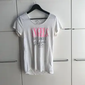 Snygg men framförallt skön T-shirt från VS! 😍 pärlorna på ryggen lyser mer och är rosa-lila! 