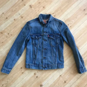  - Levis jeansjacka i fint skick. Storlek S. Kan hämtas i Uppsala eller skickas spårbart för 58 sek 