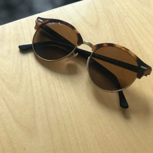  - Rayban glasögon, har redan ett annat par så kommer aldrig riktigt till användning. 