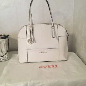  - Helt oanvänd guess väska som köptes för 4000kr, dustbag ingår. Vid snabb affär kan priset diskuteras.