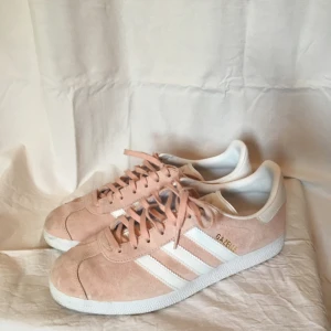  - Nya Adidas Gazelle i ljusrosa som använts Max 3 ggr i torrt väder. Inga skavanker eller repor. Sjuukt snygga skor men tyvärr för små för mig 🌸🌸 Lite mindre i passformen.