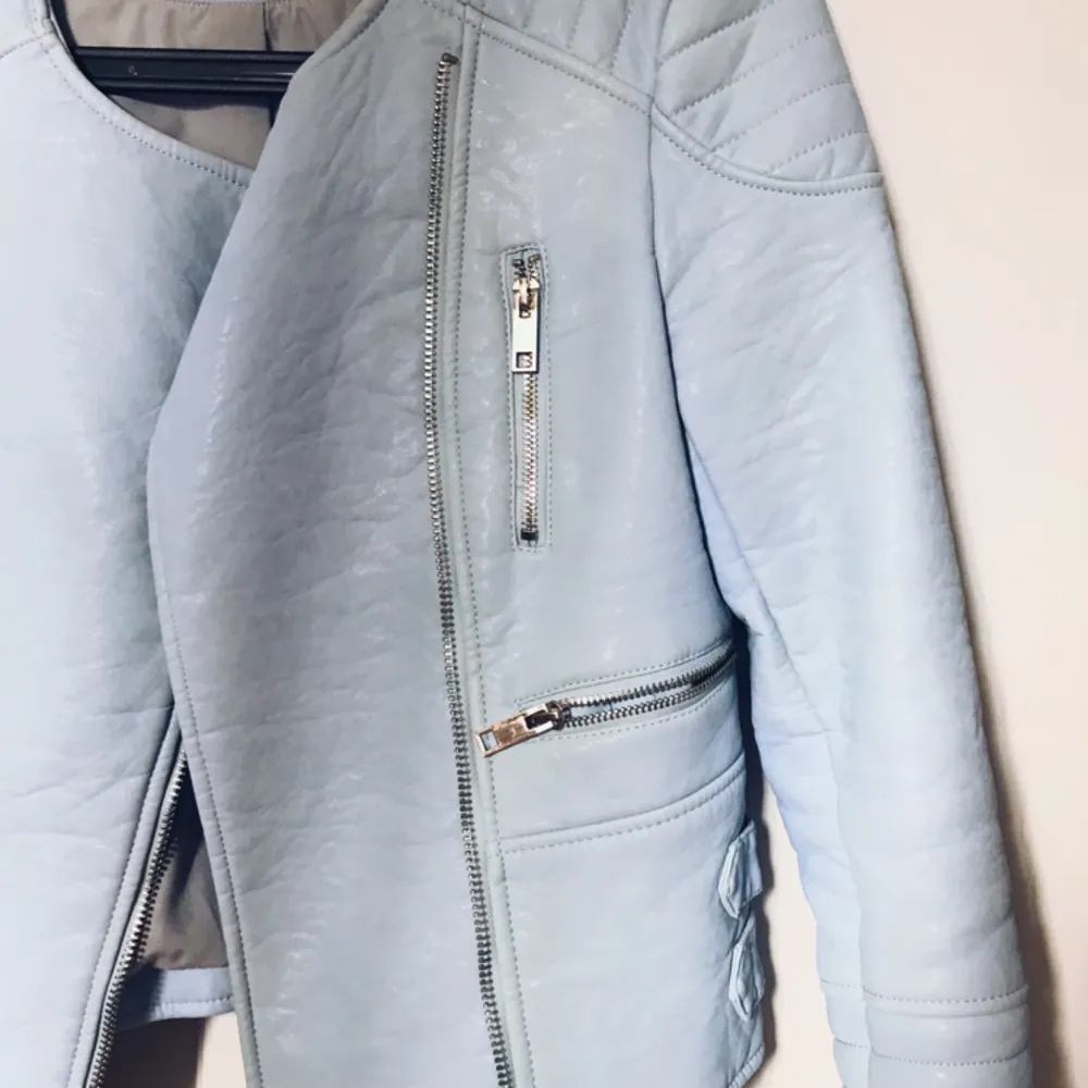 Ljusblå (fake) skinnjacka från Zara. Perfekta vårjackan! 🌸 Knappt använd, så i mycket fint skick. . Jackor.