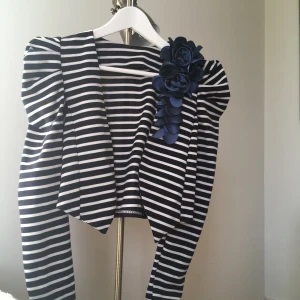  - Passar som kavaj eller cardigan eller vad du vill, köpte detta från BKK. Den är kort i midjan och säljer pga det har blivit liten för mig.   Kan mötas upp i Sthlm eller står du för frakt 🌻