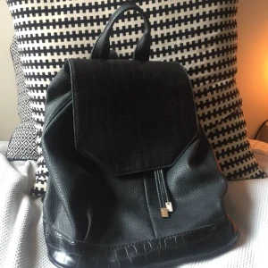  - ryggsäck i fakeskinn från deena&ozzy/urban outfitters. nypris ca 700kr. använd men i fint skick! pris kan diskuteras.