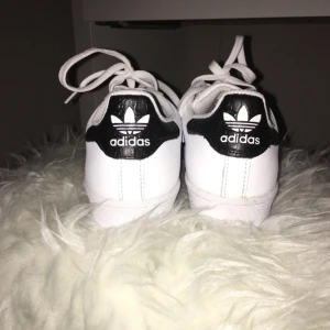  - Helt nya vita och svart adidas 36 original nypris 999kr kan gå ner I pris vid Snap affär