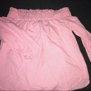  - väldigt cute off soulder topp från H&M o passar perfekt för sommaren, har använt de typ 2,3 ggr o själva storleken är 36 men jag brukar ha 32,34 så det kmr passa dig som har 32,34 oxå🌸🌸