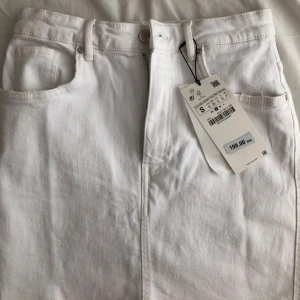  - En vit jeans kjol från zara. Aldrig använd 