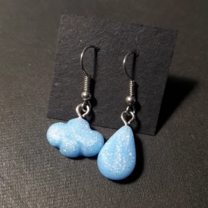  - handgjorda örhängen (frakt10kr)