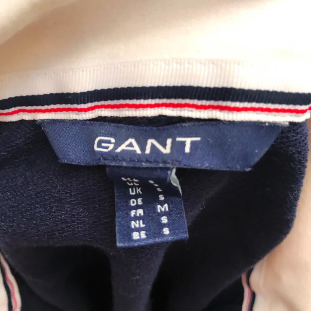 Säljer även denna Gant-tröja, endast provad! Väldigt classy tröja som går att använda till vardags och till festligheter  Hör av dig vid intresse!  Köparen står för frakt. Toppar.