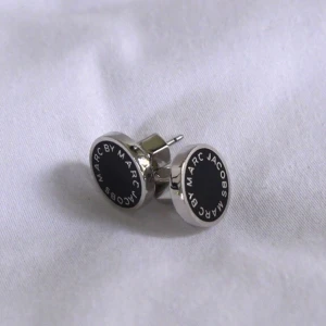  - Örhängen från Marc By Marc Jacobs i svart/silver. Aldrig använda. Inköpta på NK för 599:-. Pris ink frakt.   