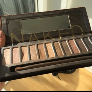  - Knappt använd Urban Decay Naked palett! Köpt i Rom 2016. Jättefina färger med bra pigmentering!