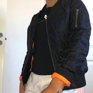  - En jacka från Junkyard med orange inuti, jätte fin o fixar till en outfit verkligen!