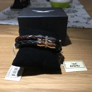  - Två fina armband från GUL, armbanden är 21,5 cm och har ett spänne som är magnetiskt.   Nypris är 499kr/st, jag säljer båda för 500kr, aldrig använda, lapparna sitter kvar och kartongen är i bra skick. 