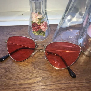  - Röda solglasögon! Inte mycket till skydd men jävligt balla ❤️ frakt inkluderat i pris