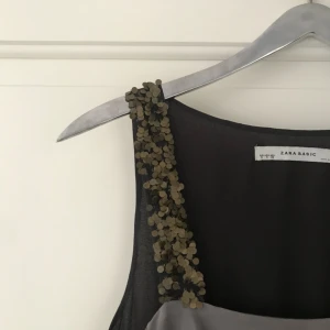  - Säljer denna i princip oanvända festklänningen med volanger och paljettaxelband från ZARA! Storlek : S men passar även M ( lite större i storleken)  Köpare står för frakten. Jag tar Swish!