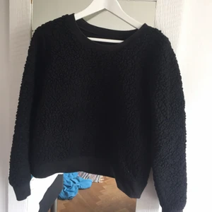  - Supermysig svart lurvig tröja från monki. 