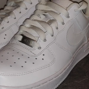  - Nike wmns air force 1 ́07, köpta på footish för 999 kr. I princip endast testade (haft dom till affären en gång). Skosnöret ser lite gult ut men det är blixtens reflektion!   Säljes pga för små för mina fötter :( frakt tillkommer 🖤