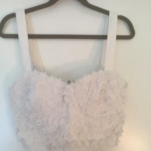  - Blommig crop top från Bikbok. Dragkedja i ryggen, vanlig i storlek.