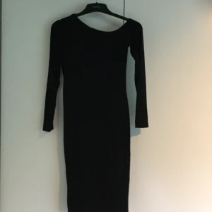  - Stretchig one shoulder klänning från NLY Trend. Storlek XS. Använd 2 gånger.