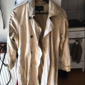  - Trenchcoat från vila, inte använd men lite kortad längst ner. Går lite ovanför knät, kan skicka fler bilder till den som är intresserad😊 ska den fraktas står köparen för det. 