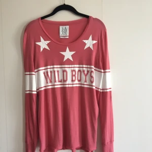  - Tunn långärmad tröja i hallonröda färg. Super mjuk och skön! 